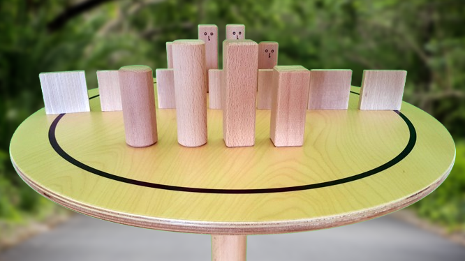 www.systembrett.at &middot; Systembrett-Artikel &middot; &bdquo;Systembrett rund&rdquo; mit einem Durchmesser von 50 Zentimeter inklusive 24 unbehandelten Holzfiguren aus massiver Buche