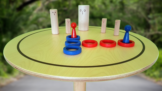 www.systembrett.at &middot; Systembrett-Artikel &middot; &bdquo;Systembrett rund&rdquo; mit einem Durchmesser von 50 Zentimeter inklusive 24 unbehandelten Holzfiguren aus massiver Buche