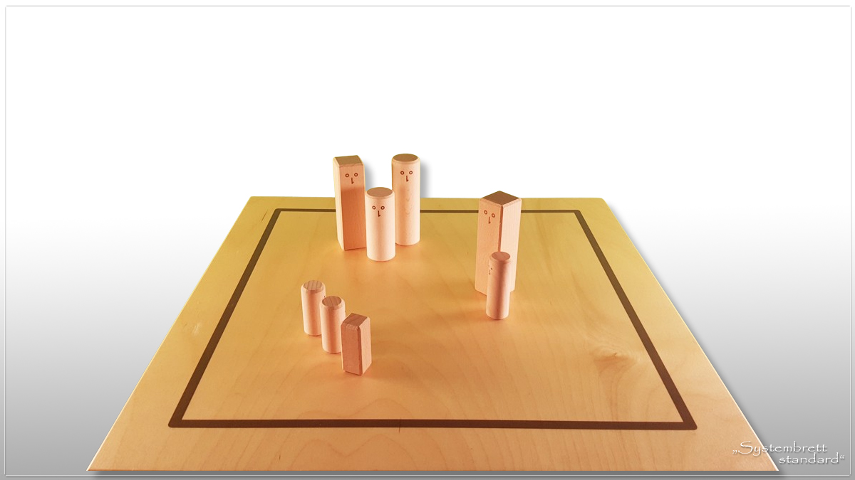 www.systembrett.at · Systembrett-Artikel · „Systembrett standard” im Format 45 x 45 Zentimeter inklusive 24 unbehandelten Holzfiguren aus massiver Buche www.systembrett.at · Systembrett-Artikel · „Systembrett standard” im Format 45 x 45 Zentimeter inklusive 24 unbehandelten Holzfiguren aus massiver Buche