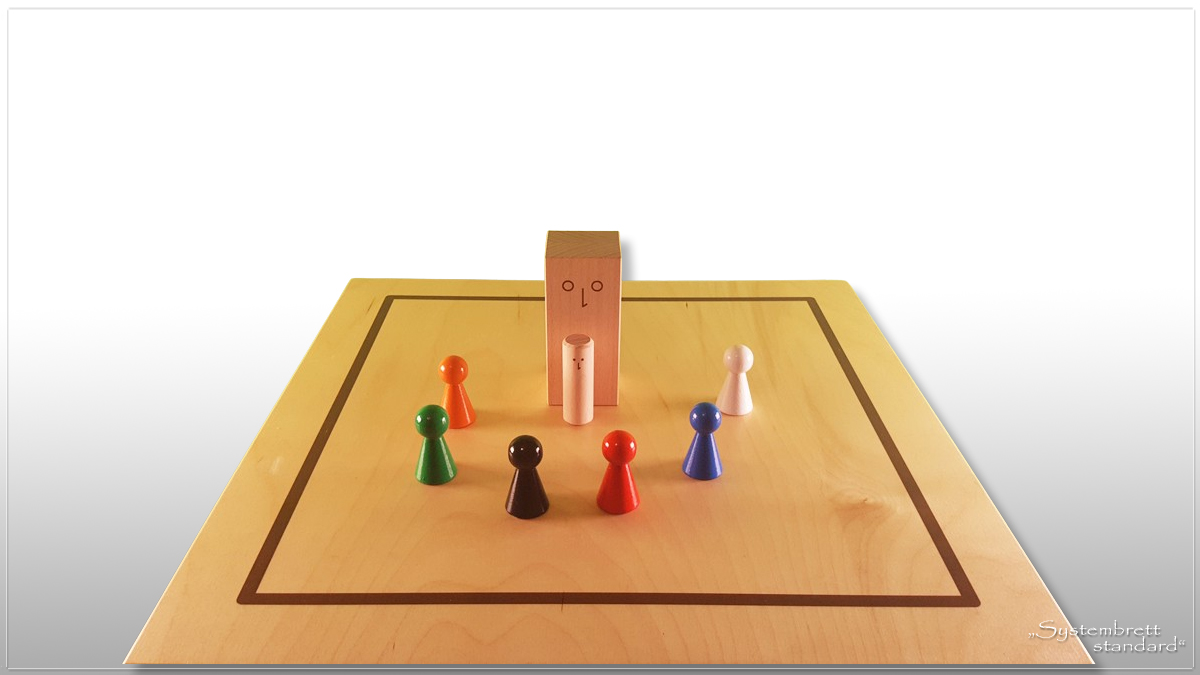 www.systembrett.at · Systembrett-Artikel · „Systembrett standard” im Format 45 x 45 Zentimeter inklusive 24 unbehandelten Holzfiguren aus massiver Buche www.systembrett.at · Systembrett-Artikel · „Systembrett standard” im Format 45 x 45 Zentimeter inklusive 24 unbehandelten Holzfiguren aus massiver Buche