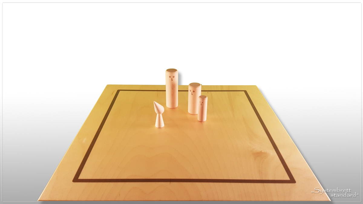 www.systembrett.at · Systembrett-Artikel · „Systembrett standard” im Format 45 x 45 Zentimeter inklusive 24 unbehandelten Holzfiguren aus massiver Buche www.systembrett.at · Systembrett-Artikel · „Systembrett standard” im Format 45 x 45 Zentimeter inklusive 24 unbehandelten Holzfiguren aus massiver Buche